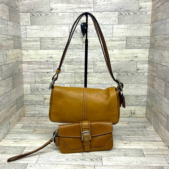 Coach Handbags - Coach vintage 70’s baguette/wallet ensemble rare alert serial C043-9848 🔥🔥🔥🔥